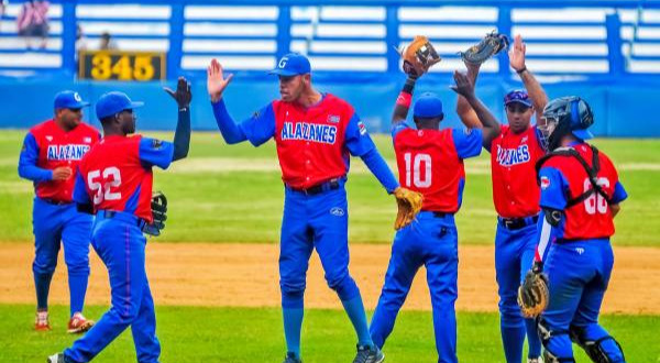 Alazanes de Granma en la liga de beisbol histórica